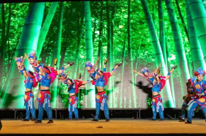 精灵凤舞宴群山：编导夏冰在骨血星火间涅槃的土家图腾