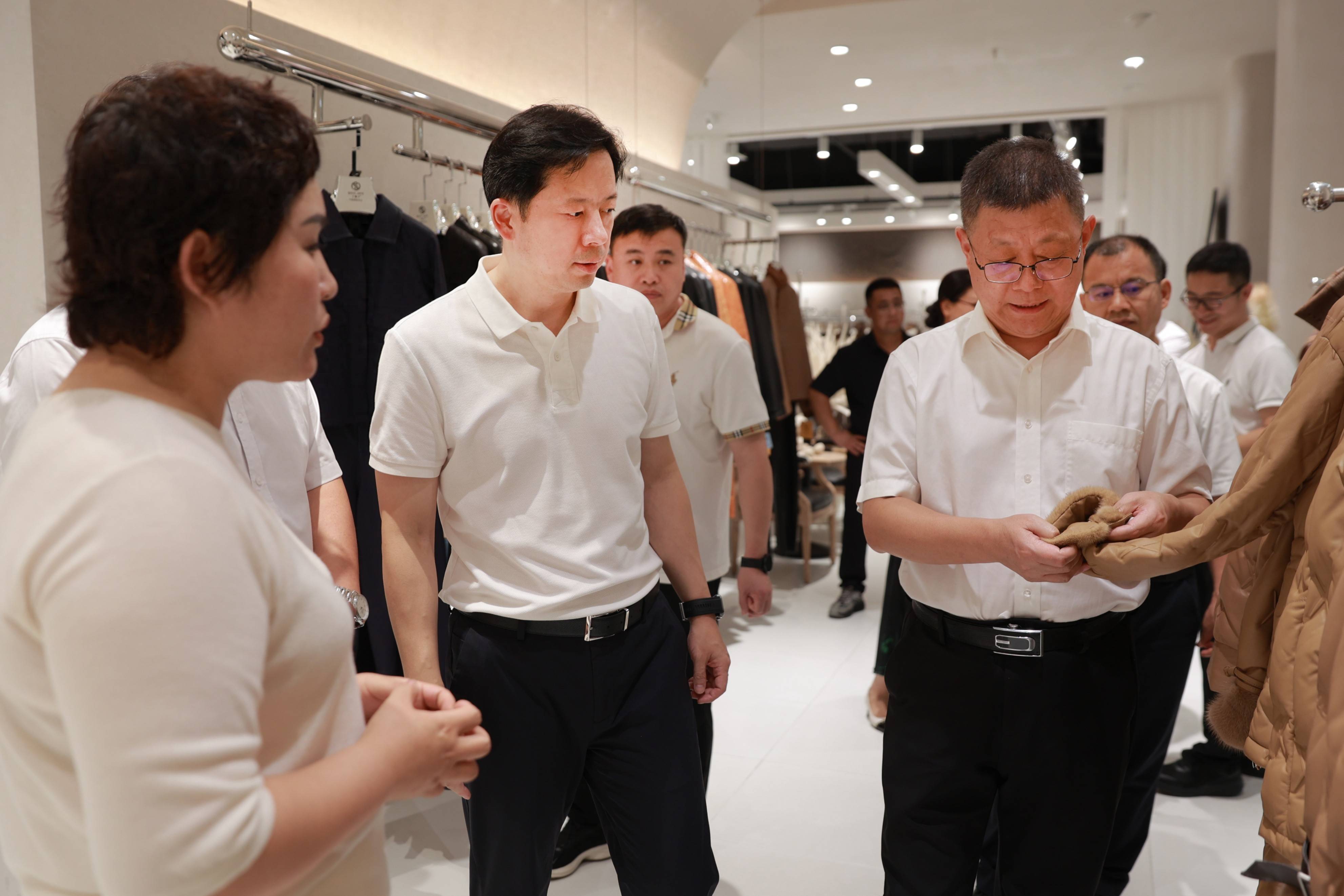 2025/26皮装裘皮流行趋势发布会于佟二堡海宁皮革城璀璨绽放(图1)