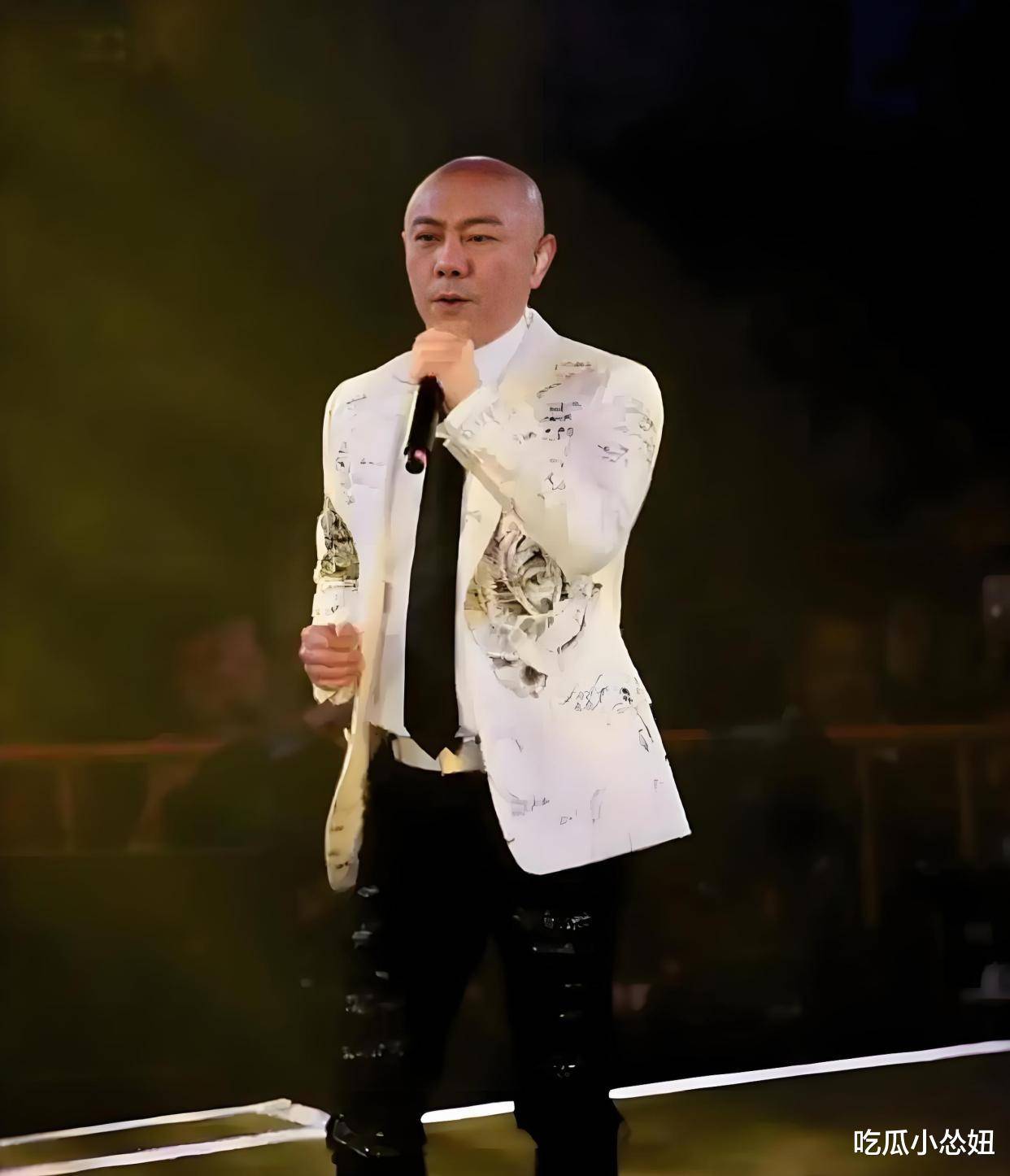 60岁张卫健在演唱会上掏出老年公交卡网友不老一根白发没长