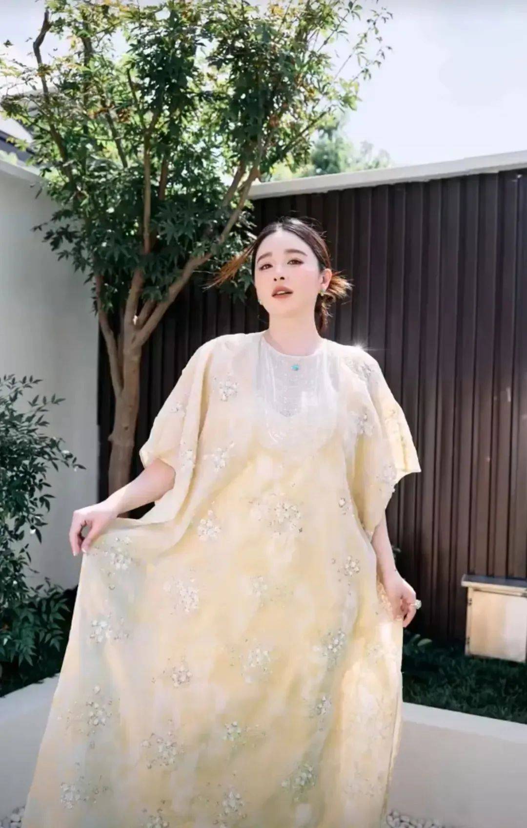 阚清子晒长裙大肚照,胖了反而更显贵气好状态,网友:被爱情滋养的模样!