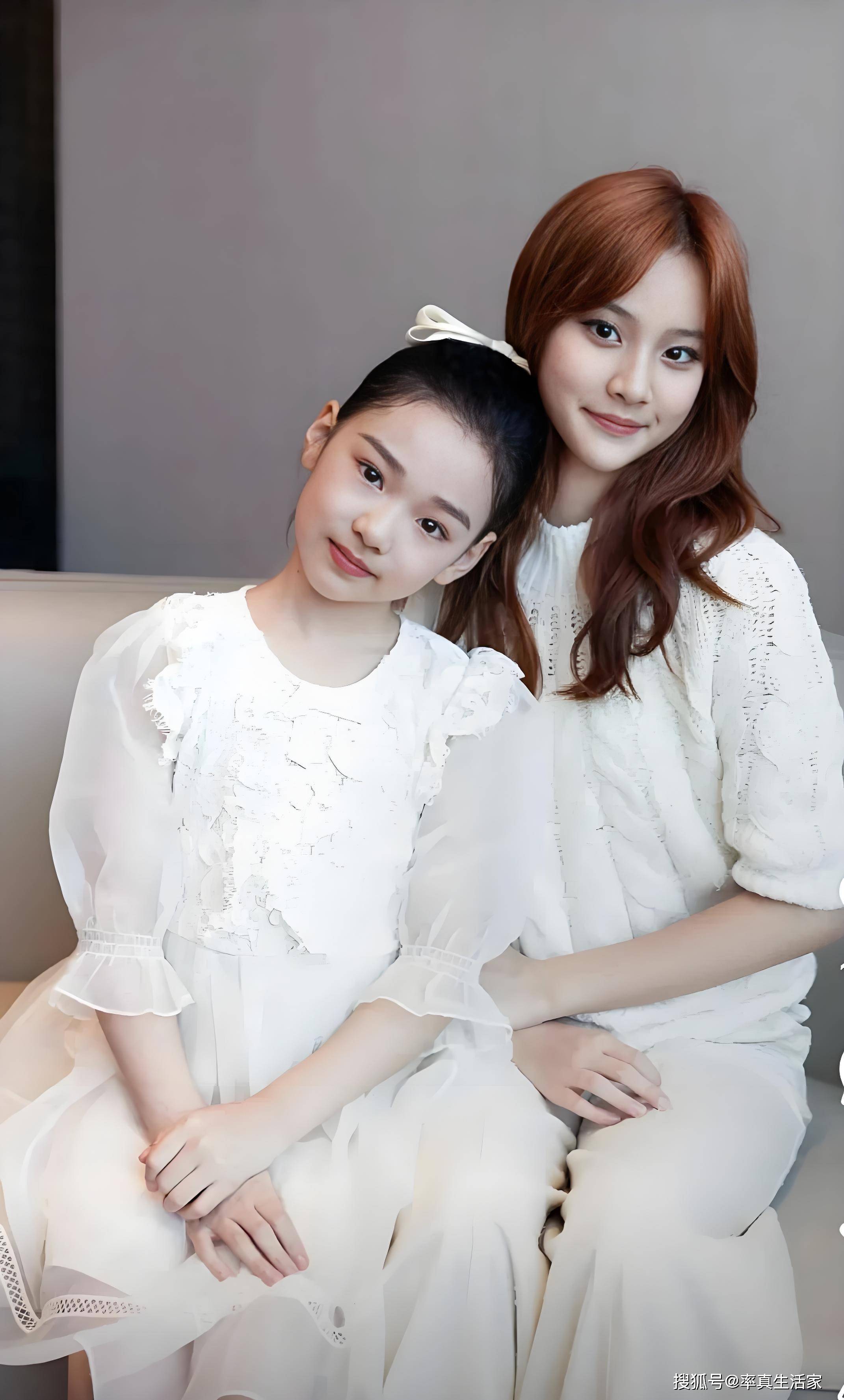 董璇李小璐带女儿同台走秀小酒窝和甜馨气场十足有超模气质
