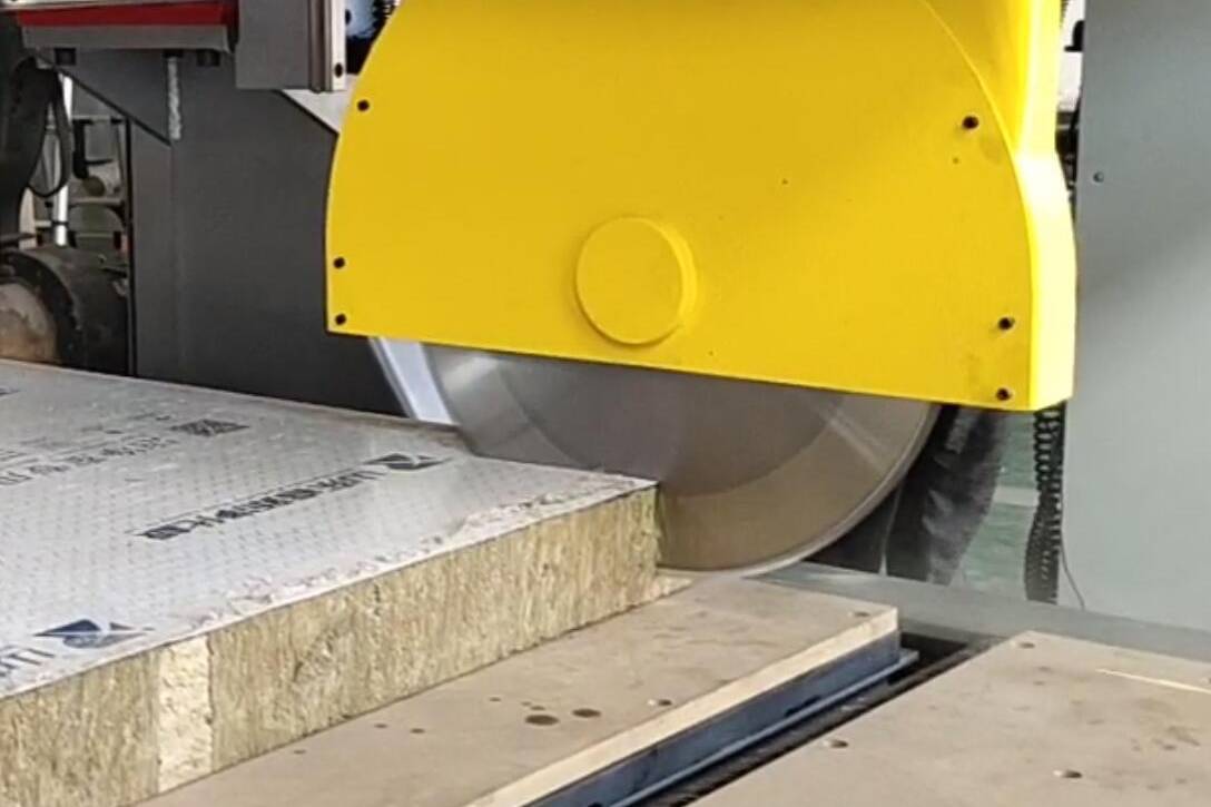 岩棉切割机 彩钢保温板四轴锯切加工生产线