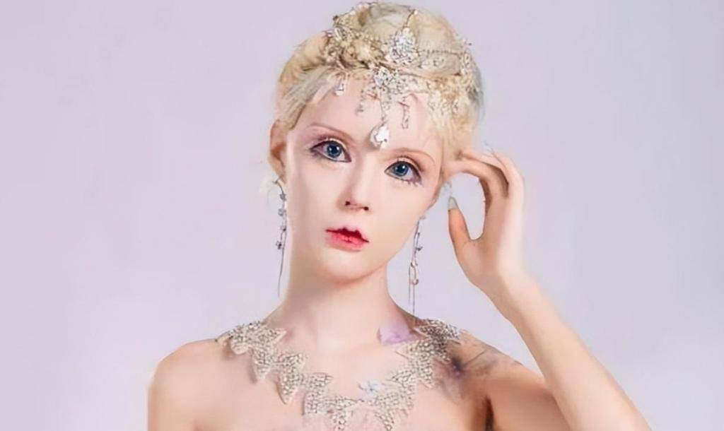 7年前,那个把自己整容成"真人芭比"的网红迪丽拉,现在后悔吗