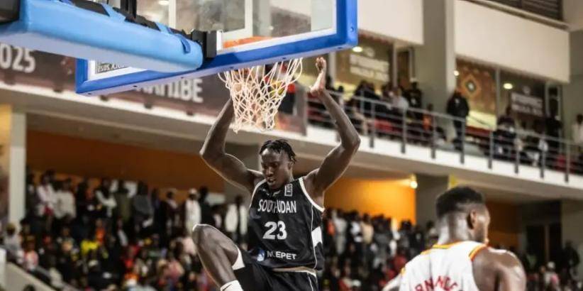 站着就能扣篮!17岁2米29少年,或是中国男篮未来十年对手?