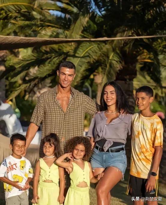 太突然!C罗求婚乔治娜成功,促使C罗加快结婚可能是沙特当地法律