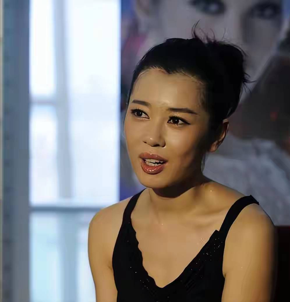 剃短发扛爆破戏,48岁余男凭《目之所及》圈粉:她的逆袭从不是运气