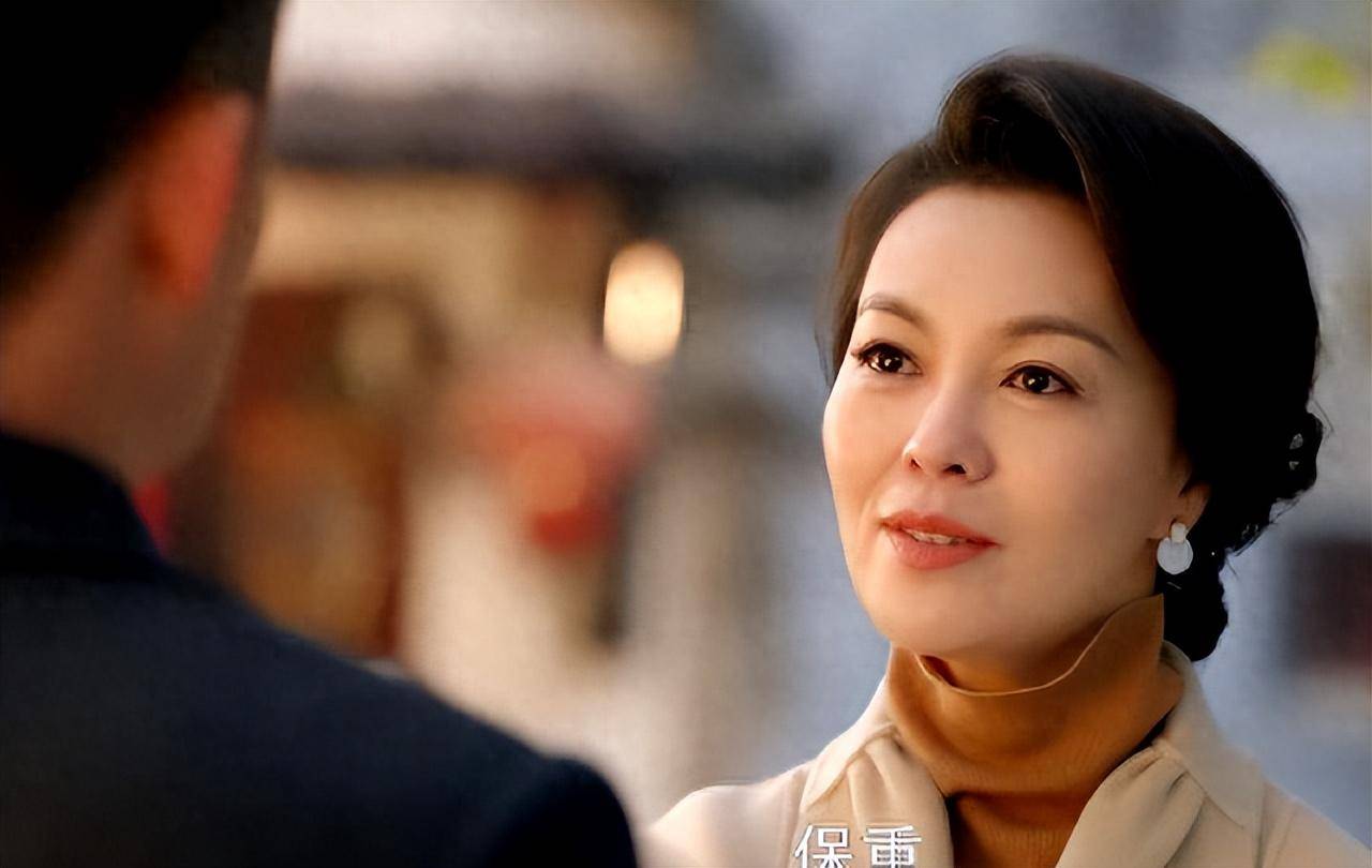 她被称"国民妈妈",二婚嫁著名作家恩爱18年,两个女儿漂亮有才