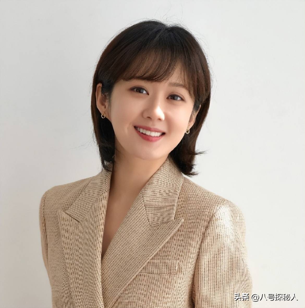 44岁张娜拉近照曝光素颜颜值依旧能打一手好牌被自己打得稀碎