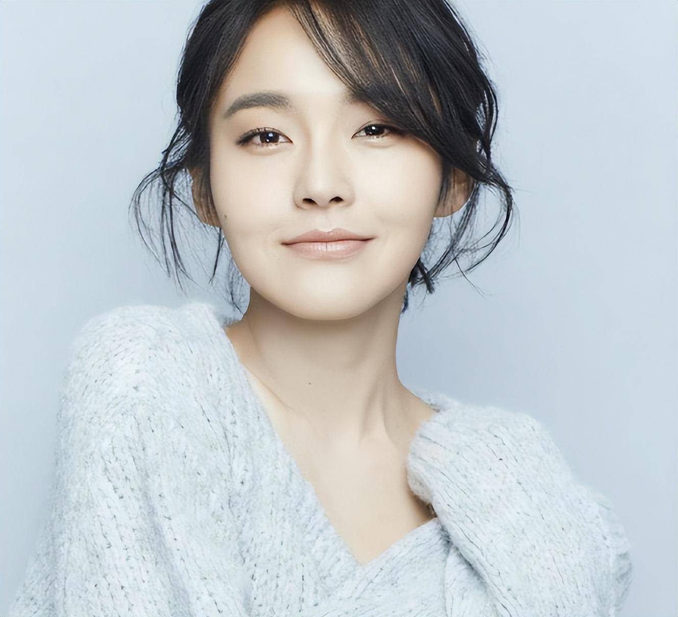 原创冻龄女神张佳宁拒认亲父百万豪宅送母出道14年零绯闻