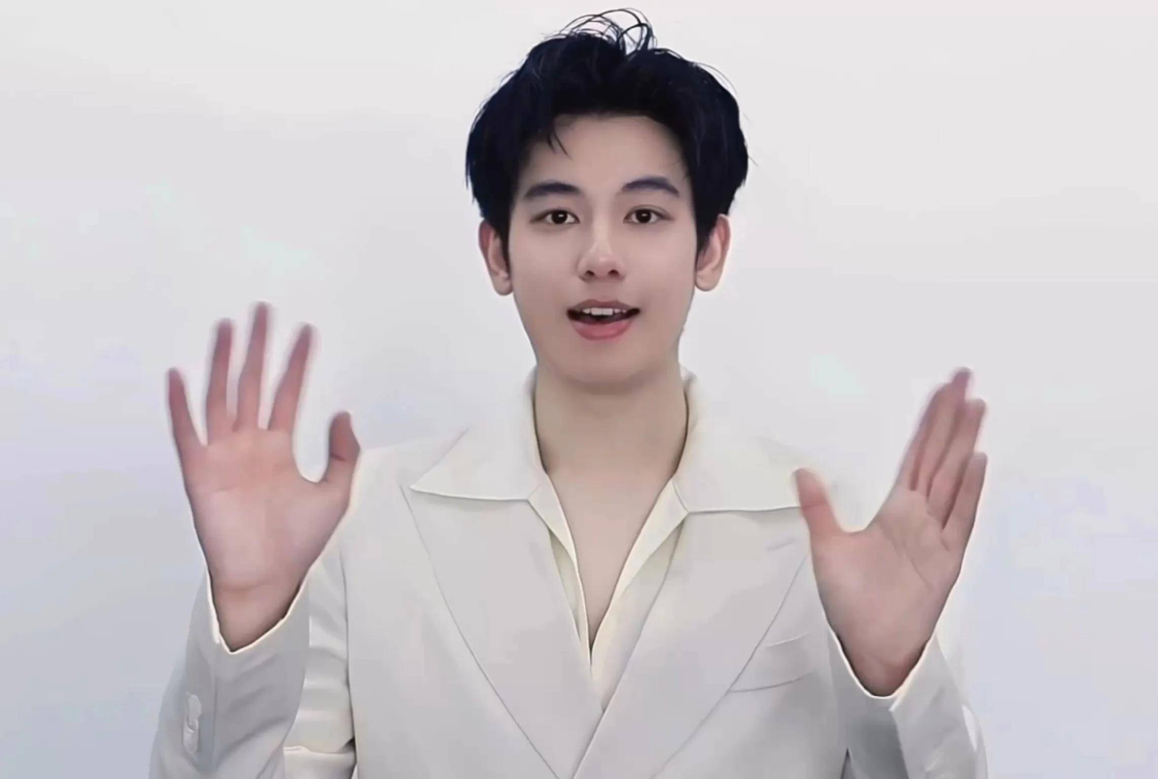 胡先煦李宛妲没分手!项链上挂女方照片,疑因女生吃醋拉黑cpf