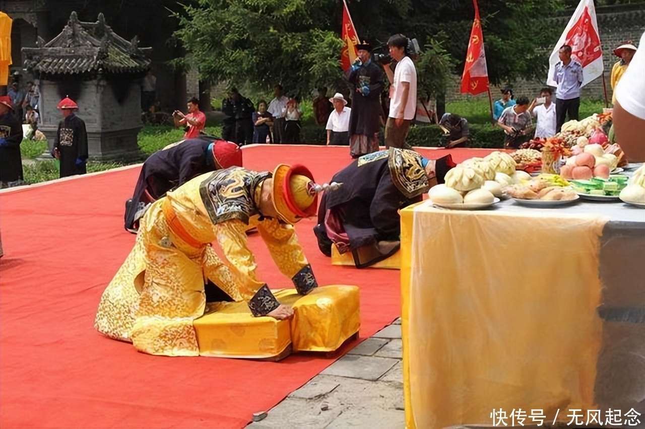 他是乾隆帝七世孙,身穿龙袍,率60多位皇族后裔举行祭祖大典