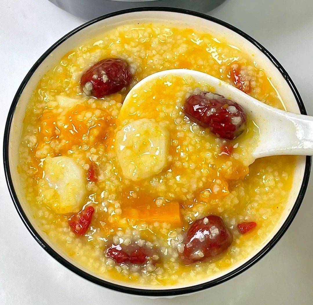 1,将南瓜去皮切块,山药去皮切段,小米淘洗干净,红枣去核洗净备用