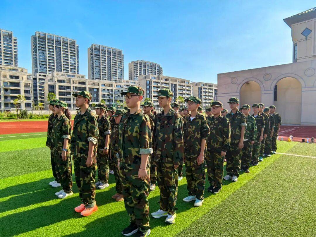 骄阳淬青春 迷彩映初心