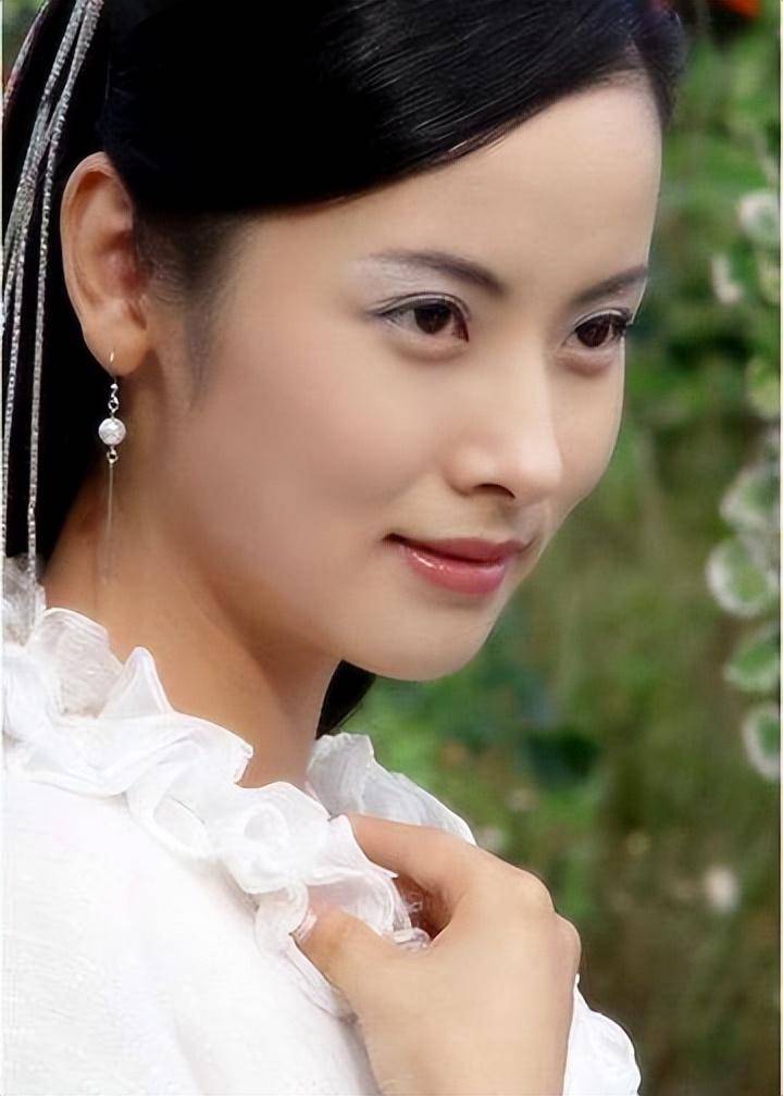 41岁结婚生子,44岁与田亮对簿公堂,被骂同性恋的杨明娜现如何?