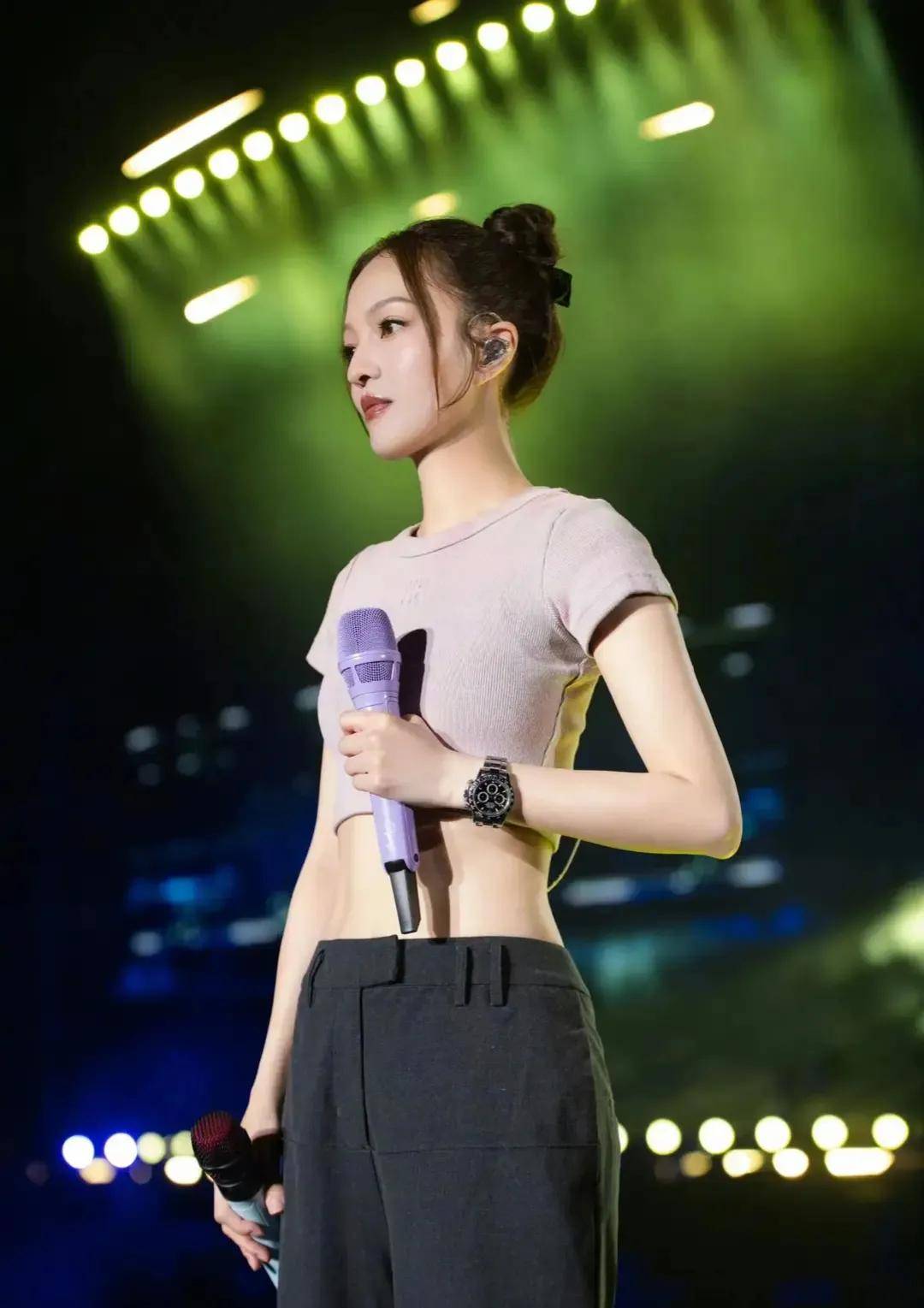 原创天哪张韶涵这个马甲线是我能看的吗网友果然自律的女人最美