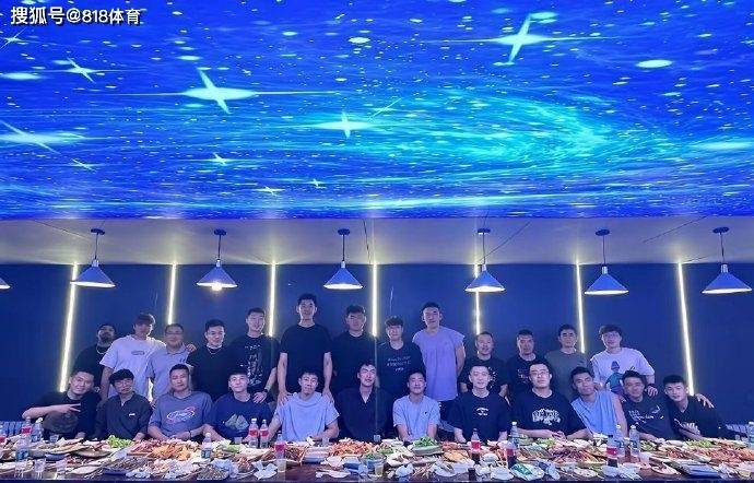 泪目!辽宁男篮吃散伙饭为张镇麟等送行,赵继伟合影金金:一切顺利!