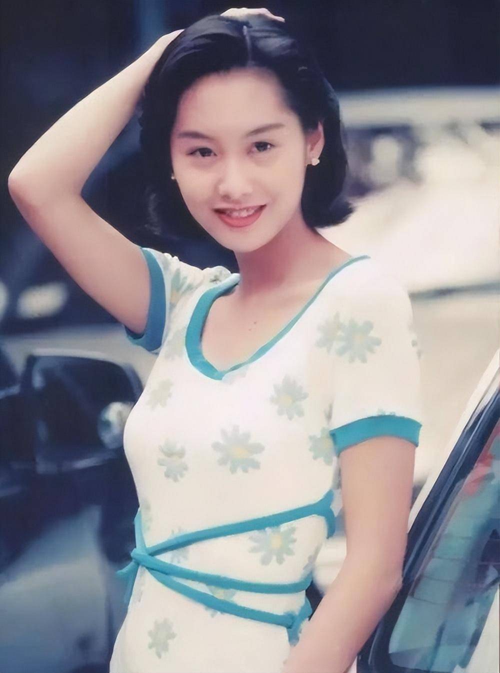 美女港星朱茵:住深山,一辆破车开26年,为何还要执意嫁给黄贯中