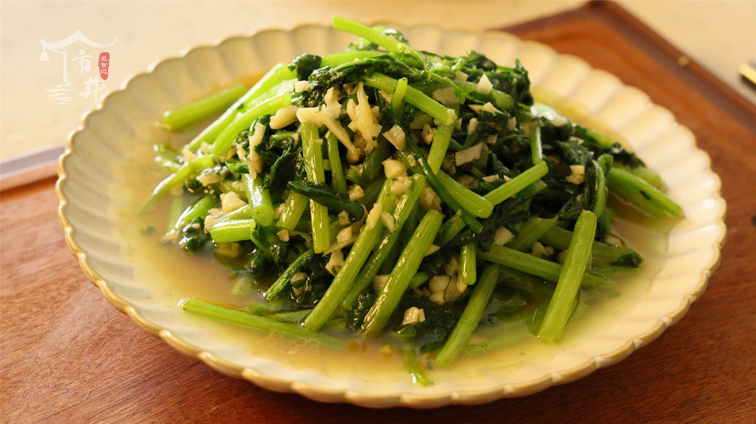 茼蒿到了秋季味道浓烈,很适合搭配大蒜来做一道蒜蓉炒茼蒿,这也