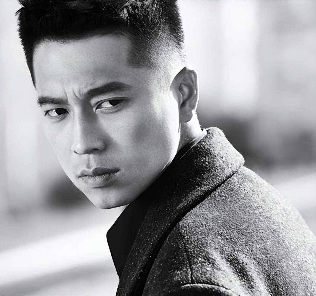 一身正气的王雷,展现了硬汉演员的风采