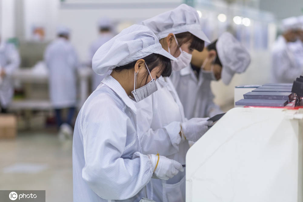 河南中年女工挤进富士康"熬社保"不敢请假产检