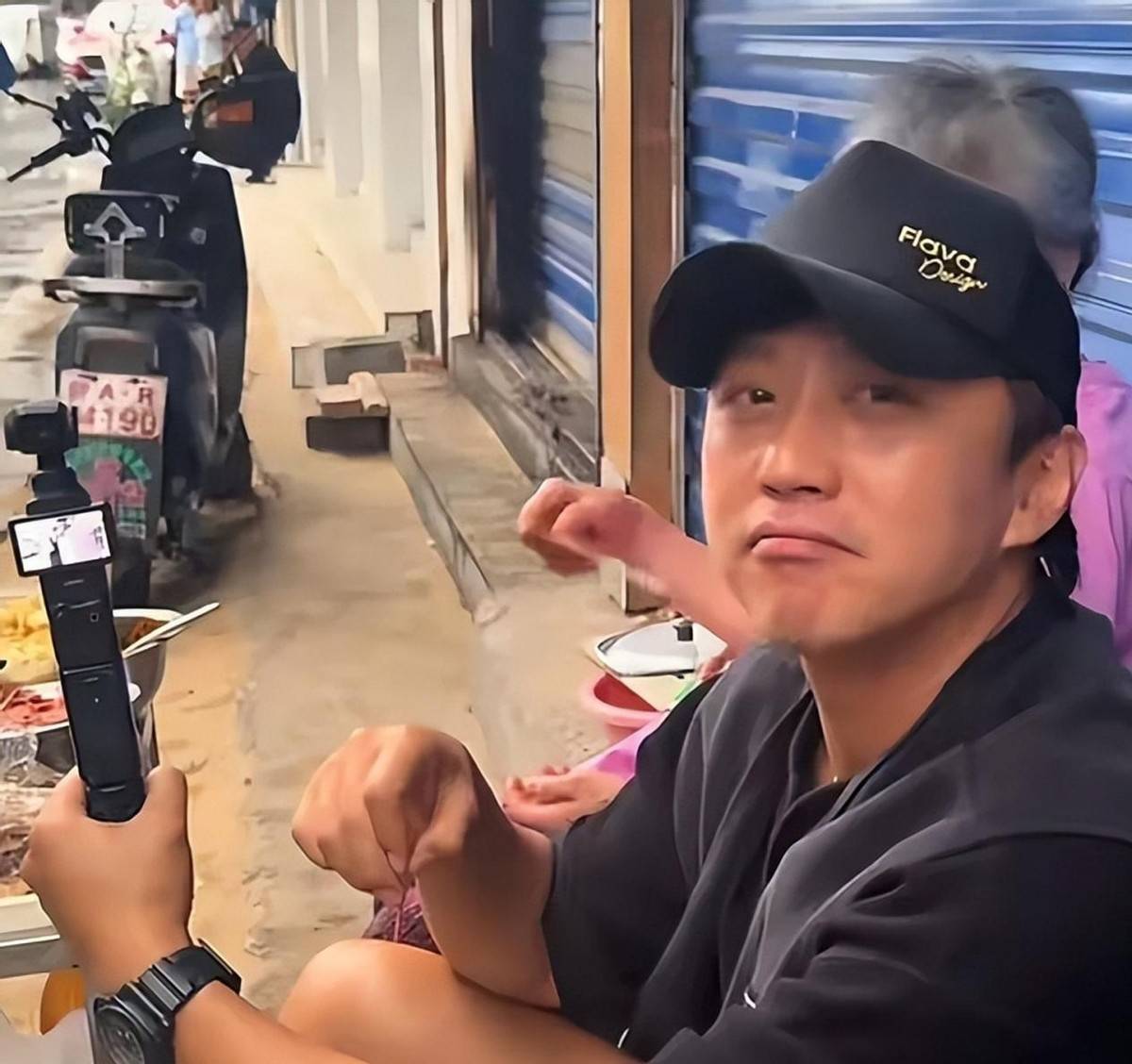 邓超南昌打球被偶遇,纹身曝爱妻非人设,现场卖萌太"辣眼"!