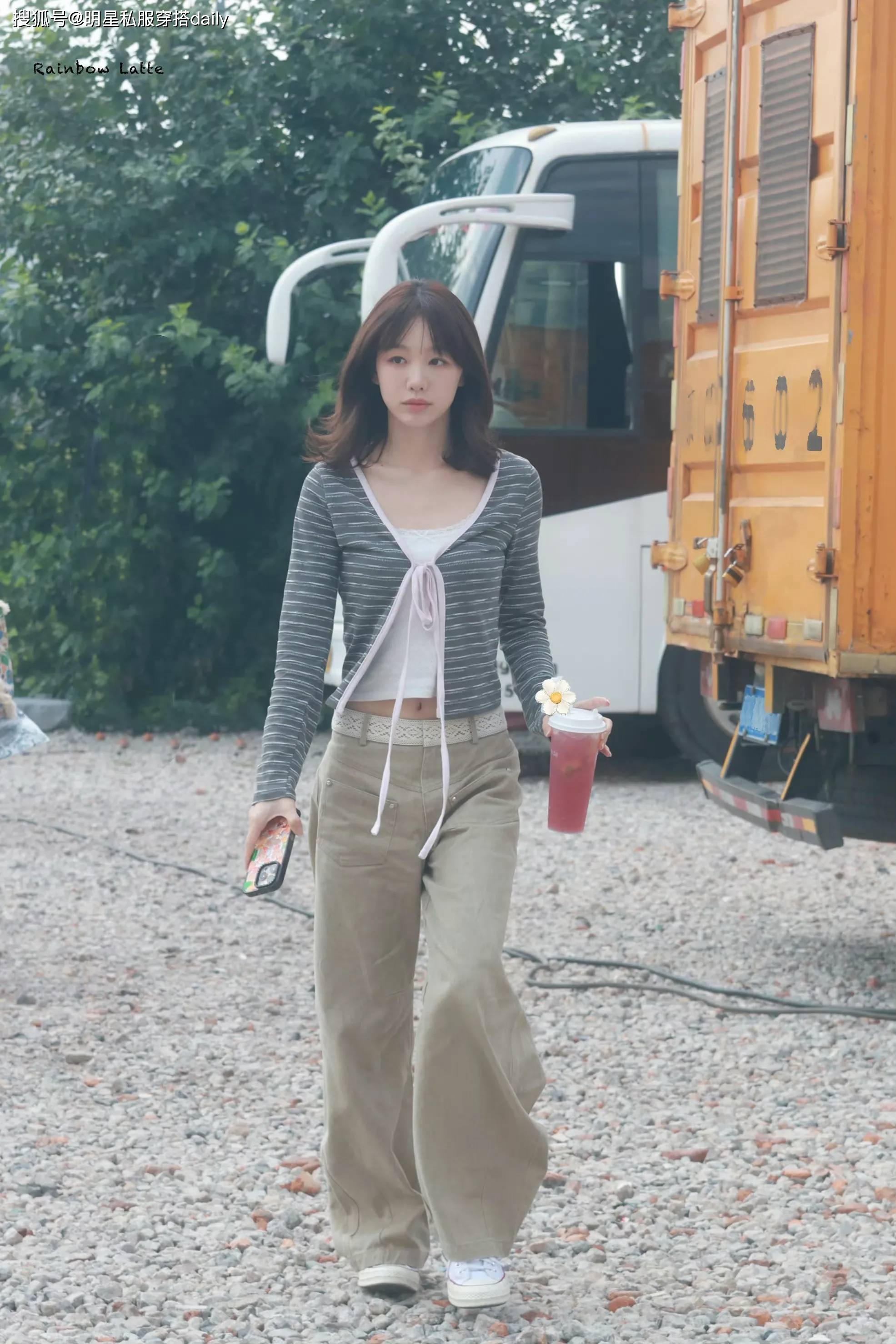 被徐梦洁秋日甜系穿搭美到!3套短上衣很日常,轻松拿捏少女感