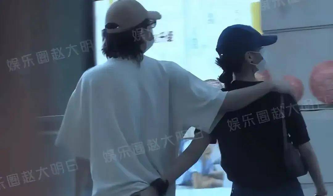李庚希,被实锤了!大街上摸男友屁股,果真是热恋中,忍都忍不住