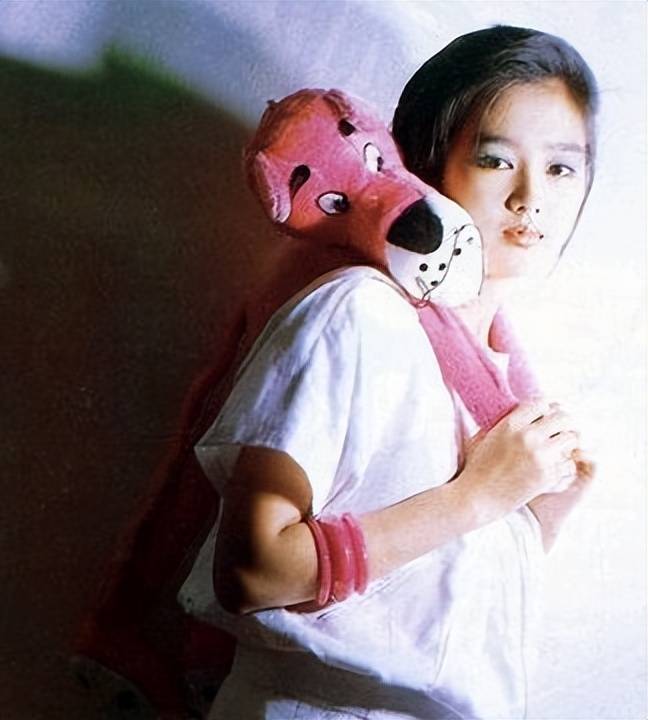 刘德华妻子朱丽倩:为爱躲藏了23年,46岁高龄产子,现在苦尽甘来