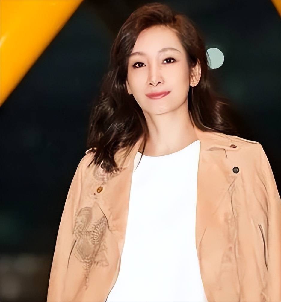 45岁秦海璐和46岁左小青同框,一个身材似少女,一个脸蛋似少女!