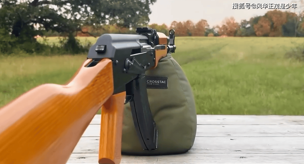 俄罗斯ak47突击步枪