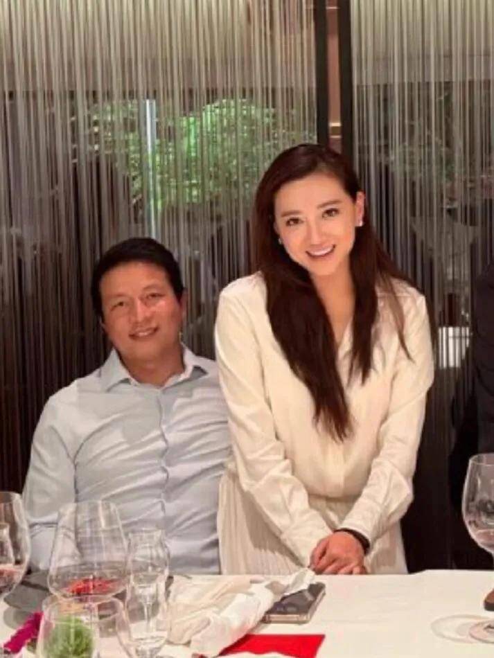 豪门夫妇聚餐,郑志雯邱咏贤稳坐c位,黎姿李嘉欣坐边上