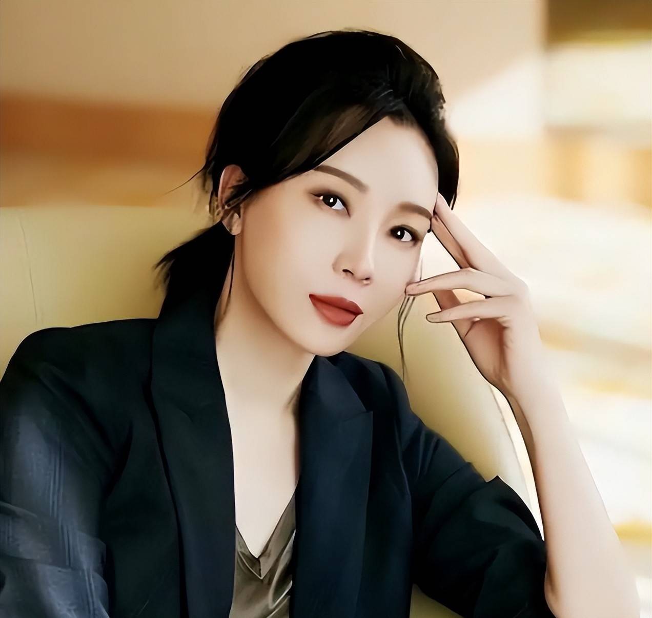 44岁陈数:从"丑小鸭"到旗袍女王,婚姻与事业的真实人生