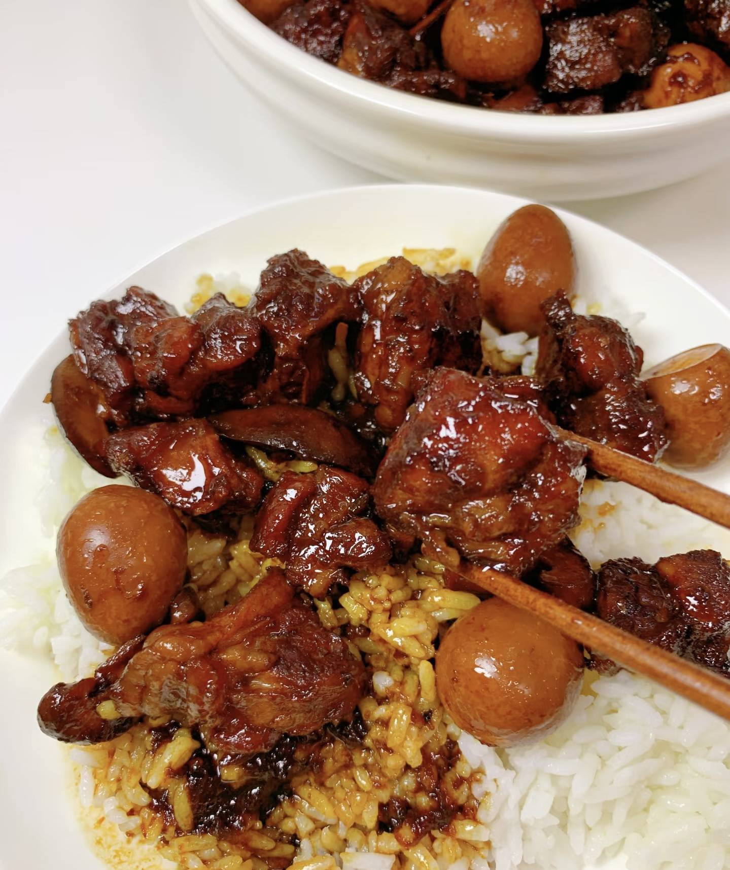 肉嫩汁浓!一碗征服味蕾的家常牛肋条卤肉饭