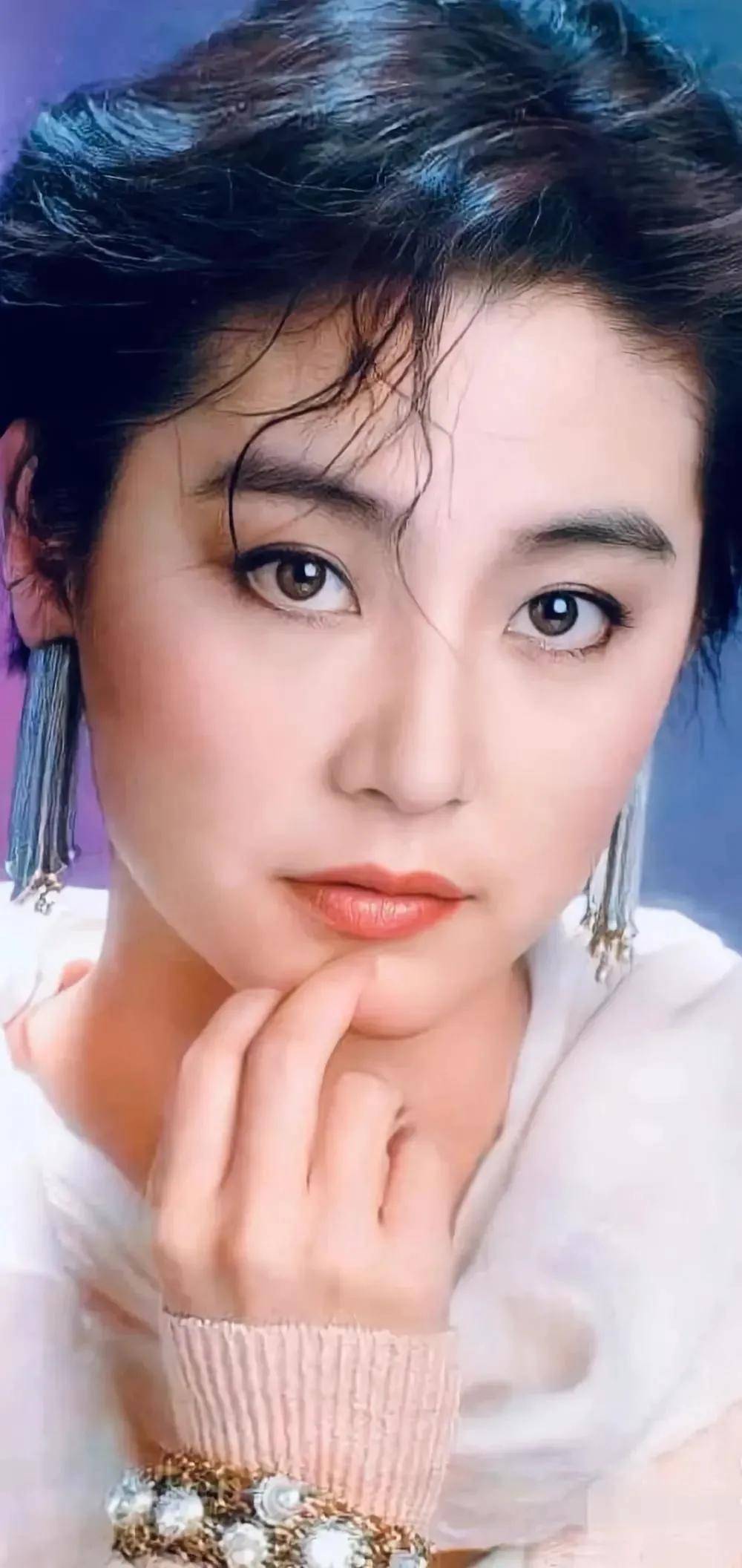 69岁林青霞被偶遇,素颜状态显衰老,主动握手亲和力非常好!