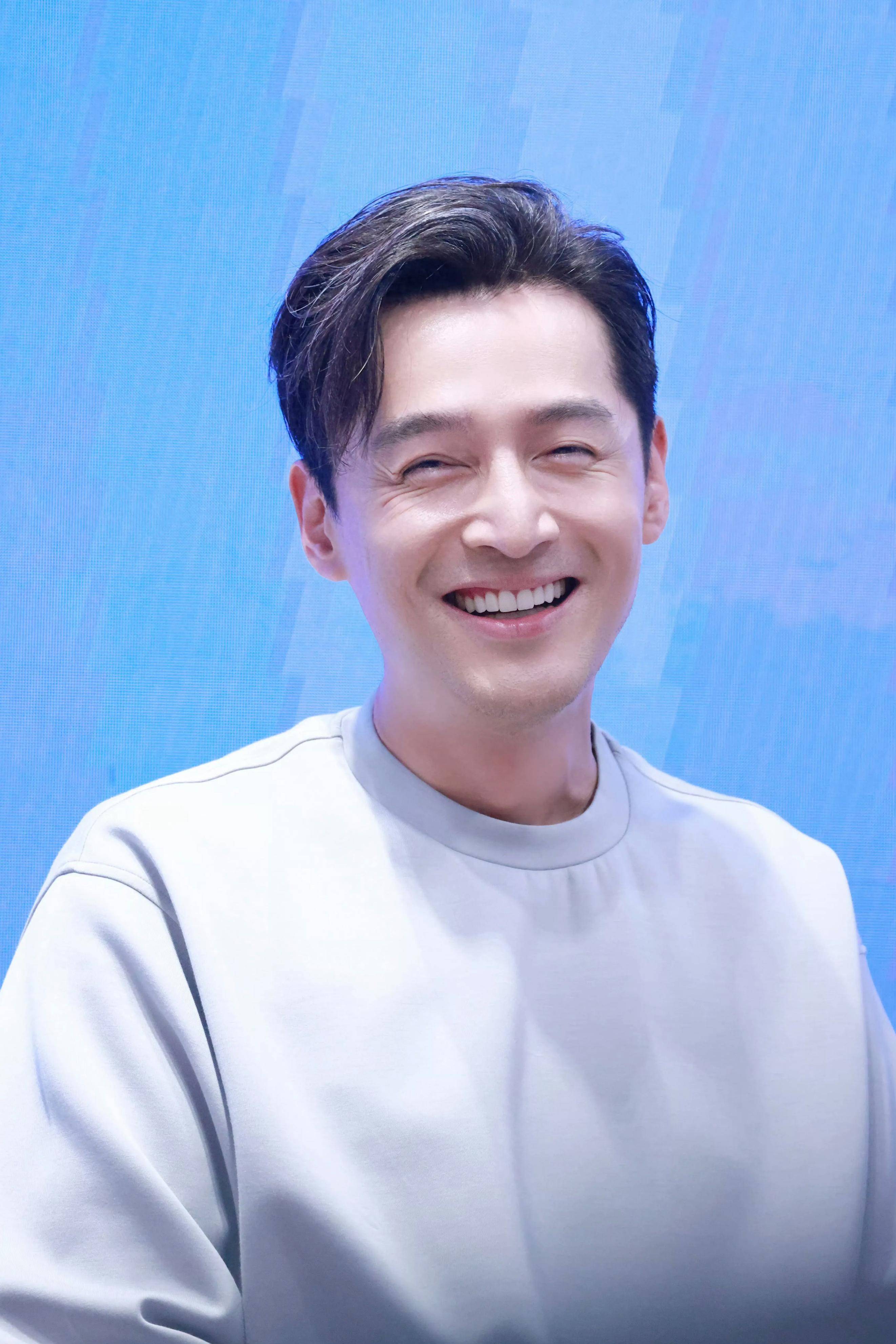 钱再多有什么用?42岁情绪崩溃的胡歌,给所有为人子女者提了个醒