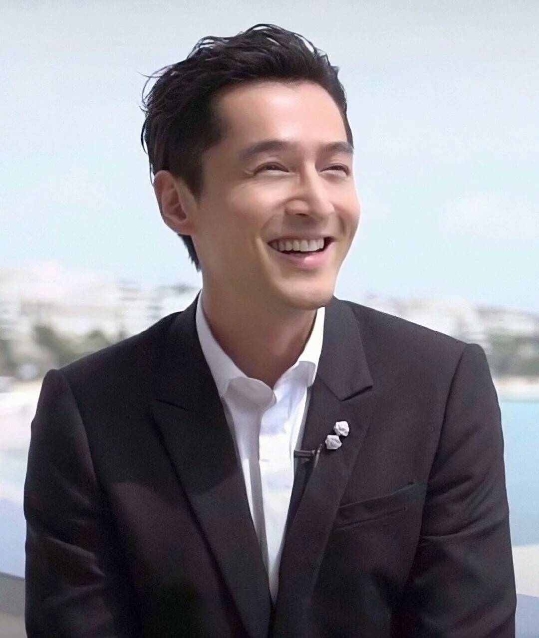 胡歌谈游本昌放弃白玉兰奖他一直在帮助年轻人