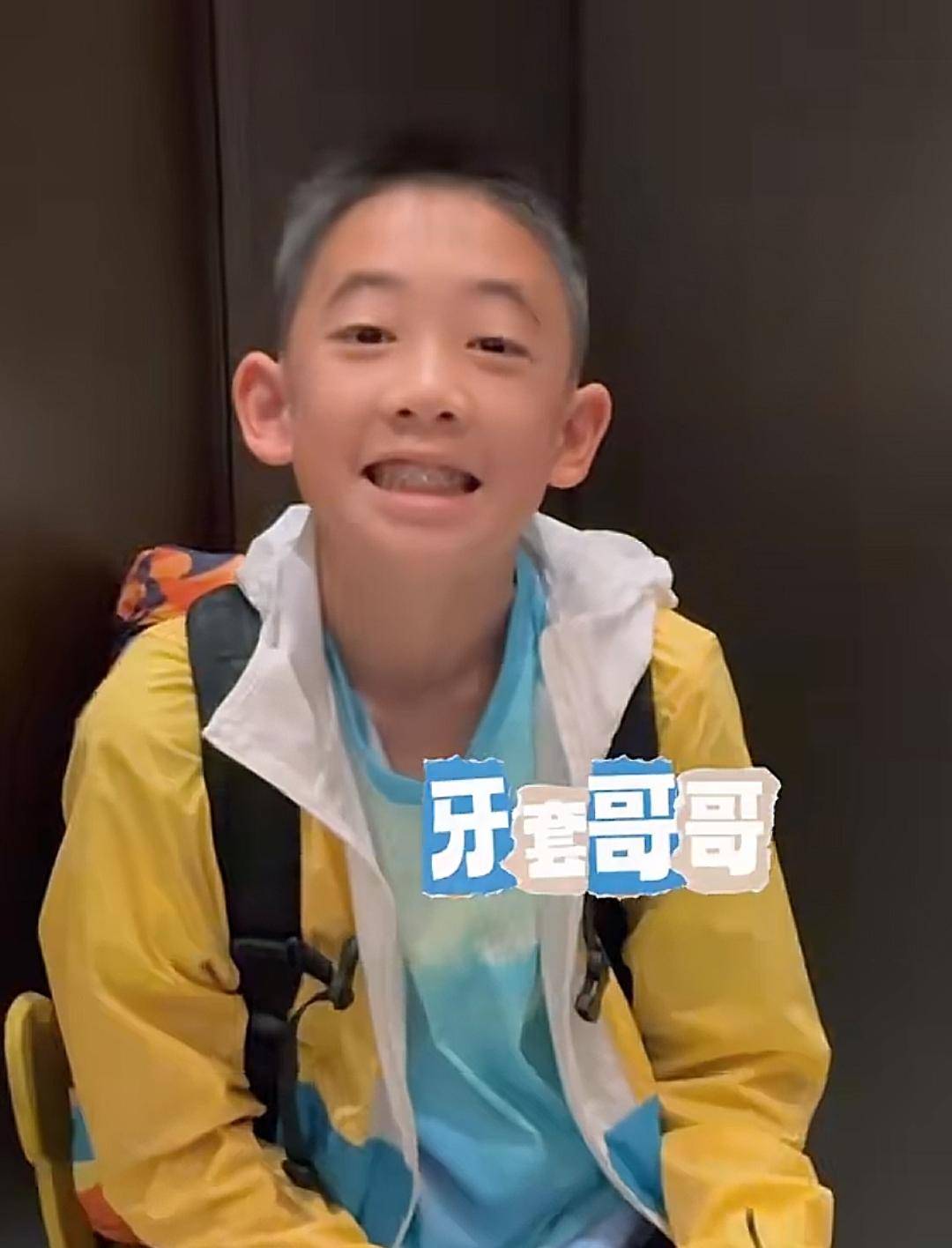 应采儿一家五口去三亚jasper戴牙套依旧帅小儿子犯错严厉批评