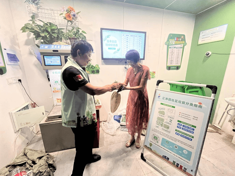 垃圾分类积分兑换活动火热开展，居民积极参与共筑绿色家园