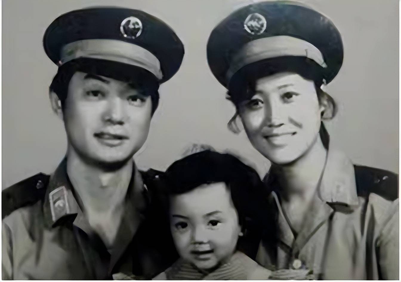 王丽云:离婚后与前夫处成朋友,和女儿相依为命,今69岁生活幸福