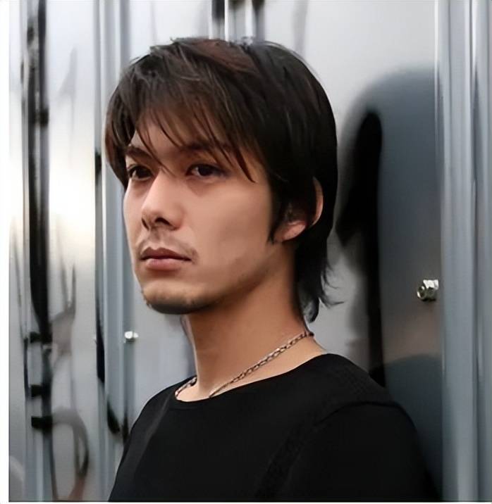 "最后的美少年"柏原崇:47岁清瘦又松弛,与女友交往13年不婚!