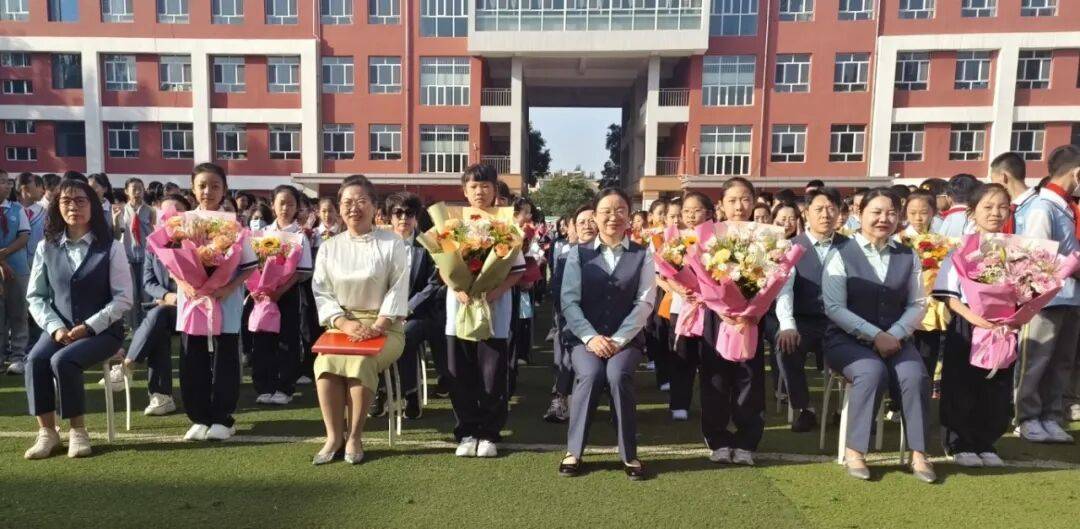 包头市青山区民主路第七小学隆重举办教师节主题活动