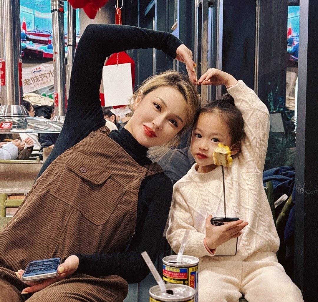 恭喜!网红吴迪文静夫妇三胎得子,体重6斤7两和出生日期一模一样