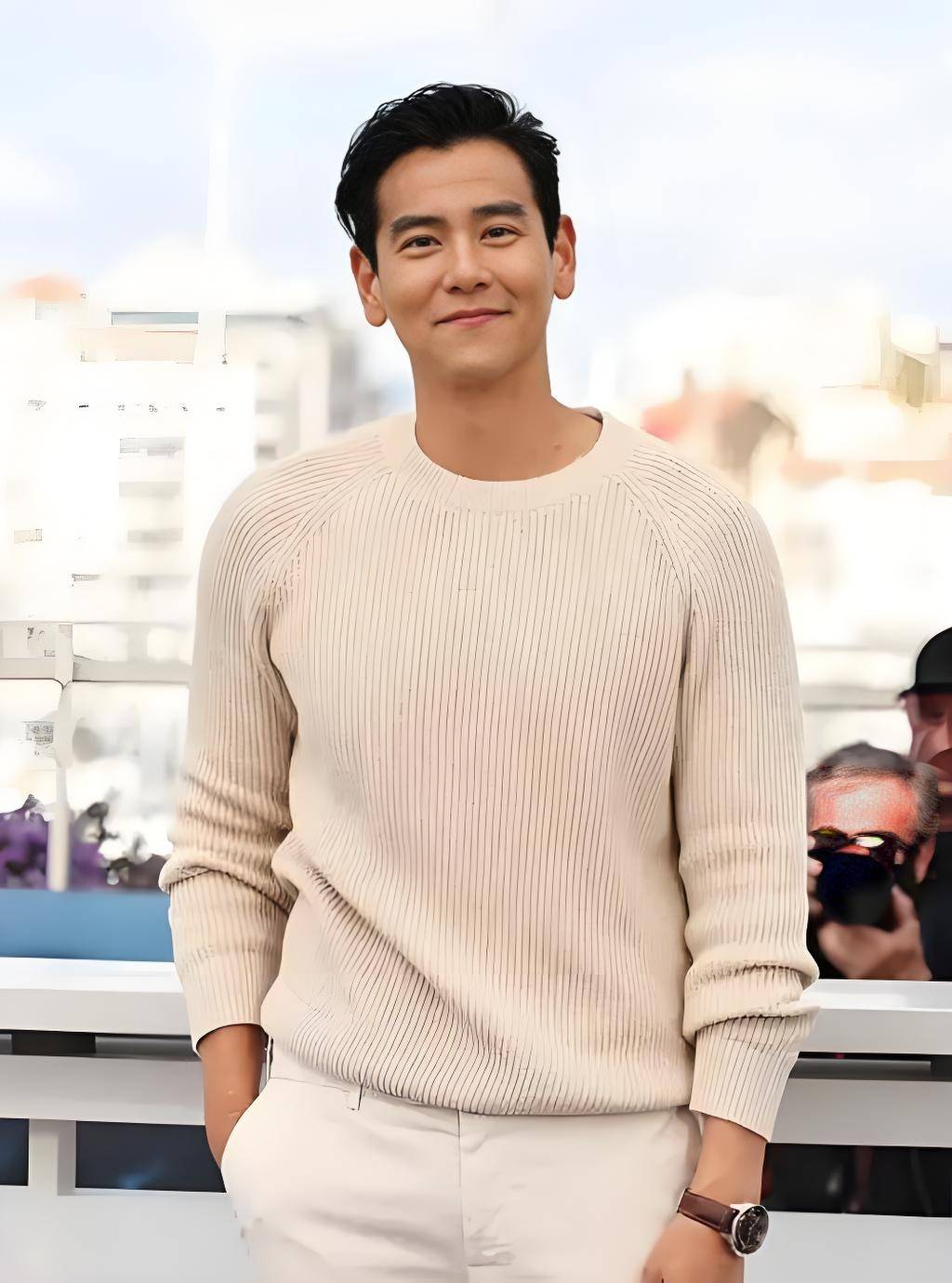 43岁彭于晏大方走在北京街头,粉丝围绕,笑容暖到心坎!