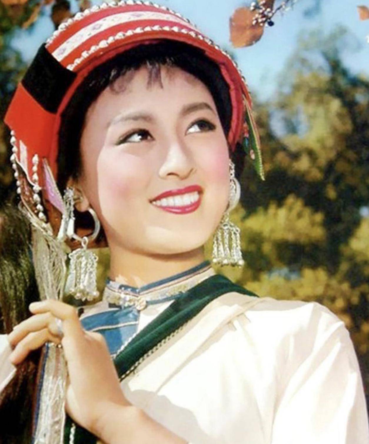 2000年盛夏58岁的杨丽坤像一片羽毛般悄然消逝留给丈夫唐凤楼的是