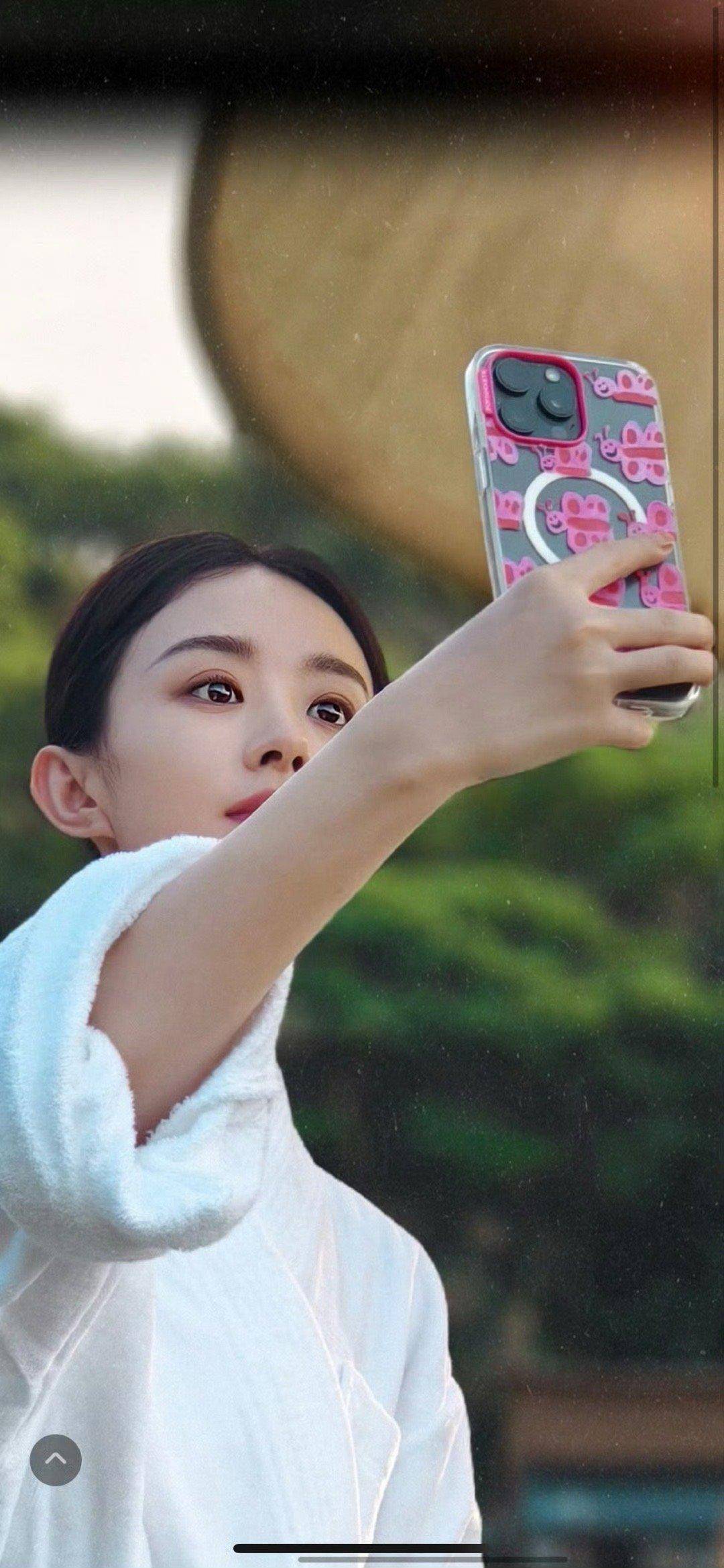 cosmo9月刊:赵丽颖的封面背后,时尚与真实的较量引发争论!