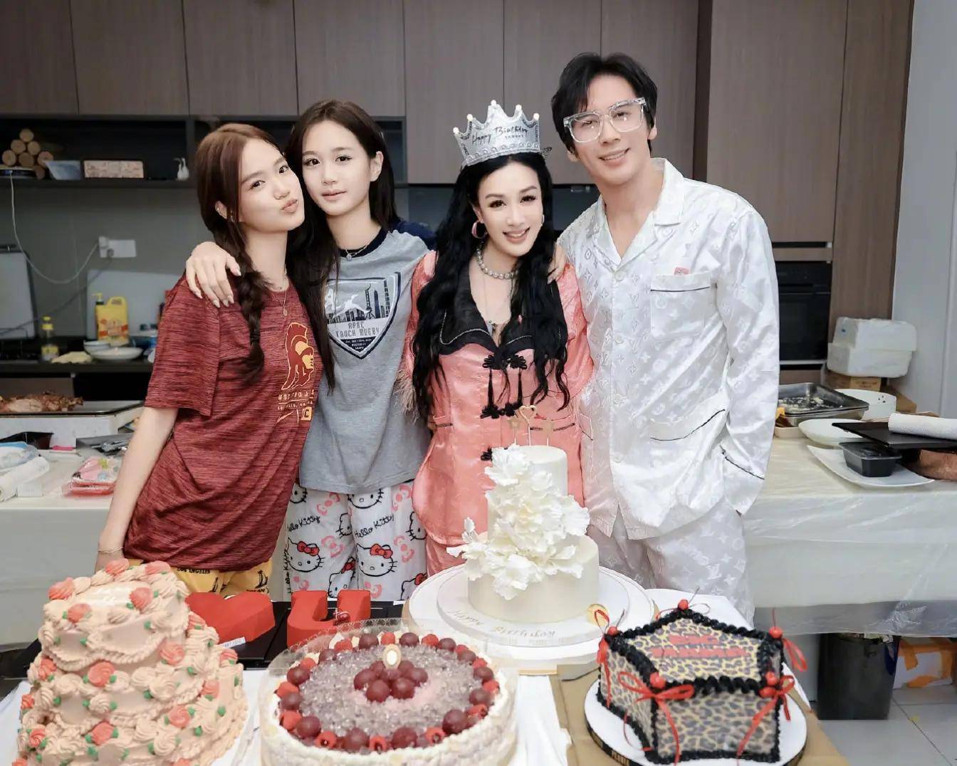 张伦硕蹲厨房给老婆挑羊肉!