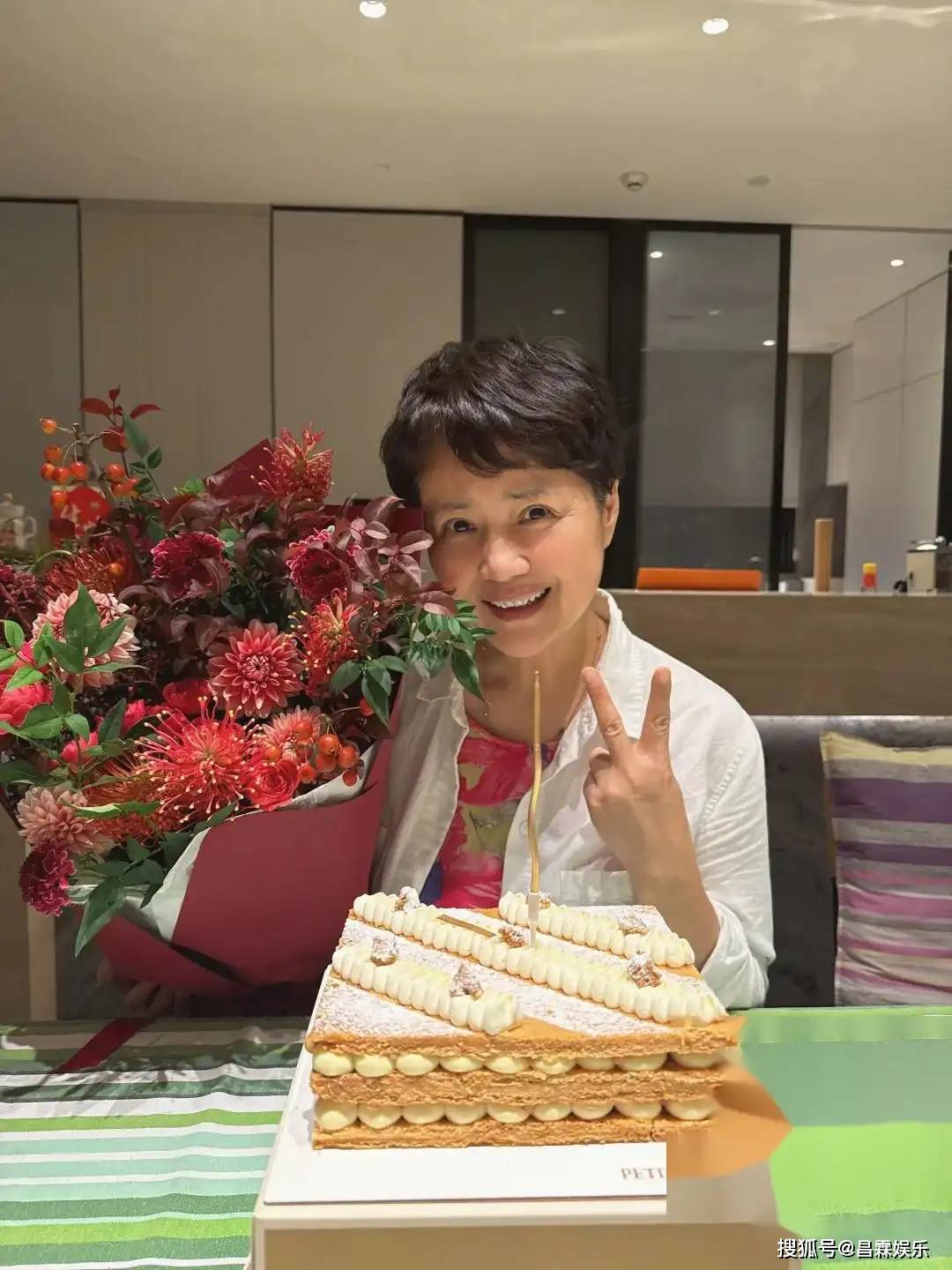 59岁茹萍在杭州别墅庆生刘之冰送上鲜花继子陪她吹蜡烛好幸福