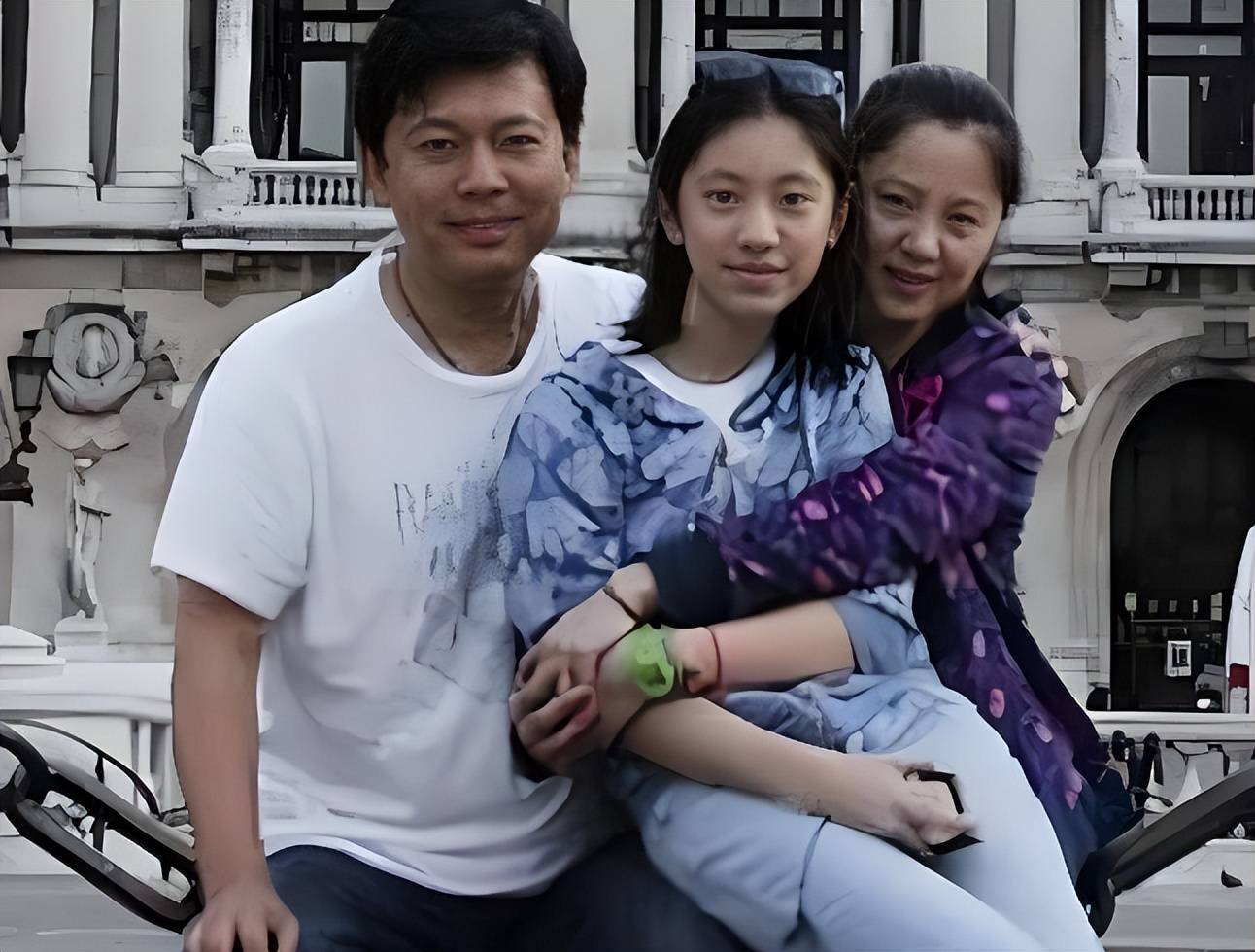 何政军:拒绝巩俐后娶初恋为妻,出道36年无绯闻,父亲身份不一般