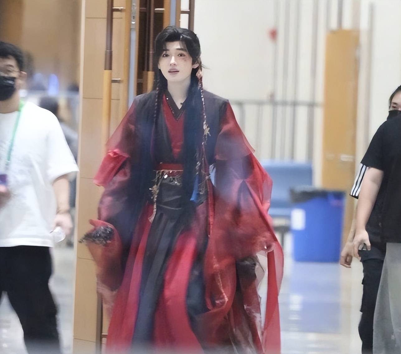 孙怡异域红衣好绝,宋亚轩很少年!