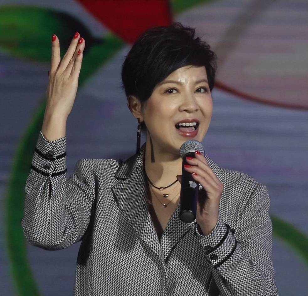 9登春晚的杭天琪,曾被两任伴侣伤害,现在嫁丑夫拼生二胎